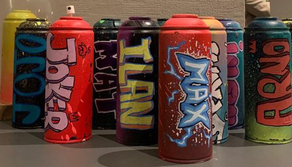 bombes de peinture customisées avec des graffittis